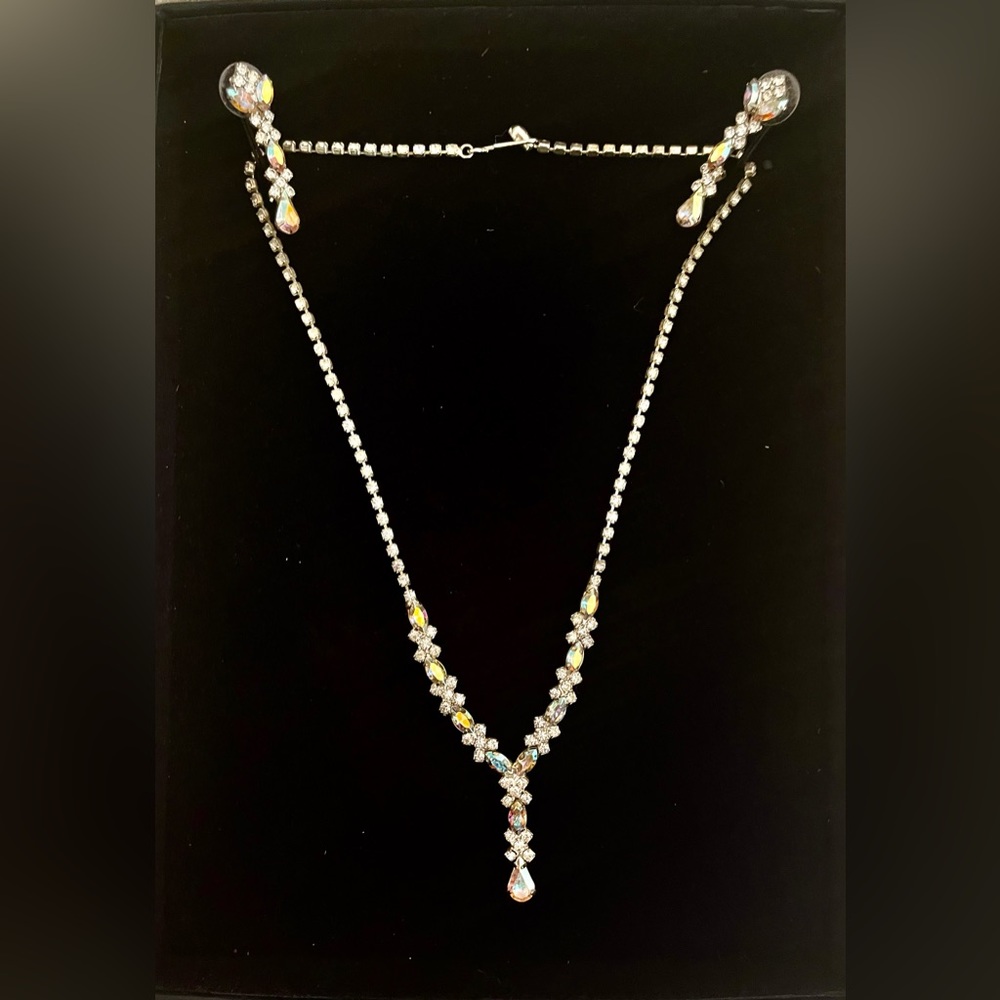 Rhinestone and crystal drop necklace with matching earrings (set)